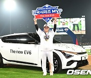 "1표 차이였어요?" 우승 감독도 놀랐다, KS MVP 역대급 초박빙…자동차 주인은 김선빈