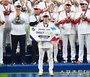 [ST포토] 한국시리즈 5차전 MVP 수상한 박찬호