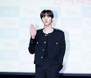 [T포토] 김우석 '이기적인 다리 길이'