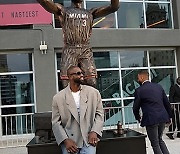 Heat Wade Statue Basketball