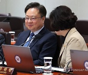 대화하는 조규홍 복지부 장관과 강정애 보훈부 장관