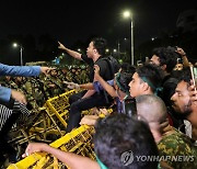 총리 쫓아낸 방글라 시위대, 내친김에 "대통령 퇴진" 시위