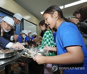 배식하는 정근식 교육감