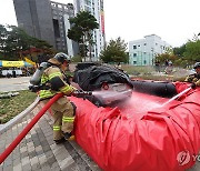 이동식 수조 이용한 전기차 화재 진압