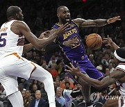 APTOPIX Lakers Suns Basketball