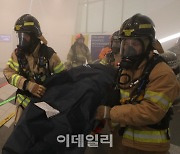 [포토]사망자 이송하는 소방대원들