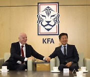 '이걸 노렸나' 정몽규 대한축구협회장 "인판티노 FIFA 회장, 감독 선임 논란 이해 안된다고 하더라"