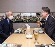 '보수 책사' 윤여준·소상공인 만나는 이재명…외연 확장 광폭행보