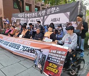 전장연 "출근길 지하철 선전전 멈출 것…권리스티커 부착은 계속"