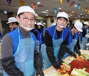 김장 봉사활동하는 김윤상 2차관·정해인