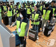 개장 앞둔 인천공항 T2 확장구간에서 셀프체크인 점검