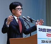 기초의원 연수 찾아 인사말 하는 한동훈 대표