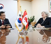 면담하는 최상목 부총리와 주한 캐나다 대사