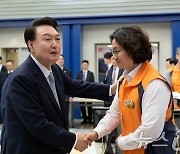 신한울 원전 직원 격려하는 윤석열 대통령