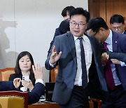 “법관 출신 주제에” 발언한 김우영에...이재명, 엄중 경고