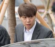 "가수 박유천 이중계약으로 6억 손해"…전 매니저, 소송했지만 패소