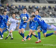 [포토] '크로스 차단' 조윤성의 헤더