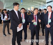 [포토] 인천공항 T2 확장지역 현장점검 나선 이학재-우기홍 사장