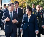 미 해군성 차관보와 논의하는 김용현 국방장관