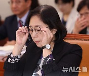 안경 고쳐쓰는 신영숙 여가부 차관