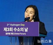 축사하는 조이 사쿠라이 주한 미국대사 공관차석