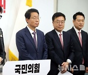 답변하는 한동훈 국민의힘 대표