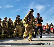 101층 건물로 향하는 대한민국 소방관