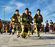 101층 계단 오르기 대회 출발선 향하는 소방관들