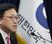 금융위원회 출입기자단 월례 간담회, 발언하는 김병환 금융위원장