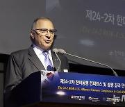 기조연설하는 스카파로티 주한미군전우회장