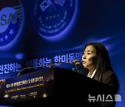 축사하는 조이 사쿠라이 주한미국 부대사