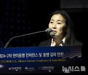 축사하는 조이 사쿠라이 주한미국 부대사