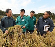 가루쌀 첫 수확현장 간 심민 임실군수…"재배 확대" 요청