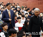 강연장 들어서는 이창용 한국은행 총재