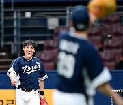 박동원, '대표팀 합류한 임찬규 향해 기분 좋은 미소로' [사진]