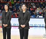 홈 개막식 갖는 부산 BNK 썸 박정은 감독과 변연하, 이종애 코치 [사진]