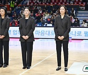 홈 개막식 갖는 부산 BNK 썸 박정은 감독과 변연하, 이종애, 김영화 코치 [사진]