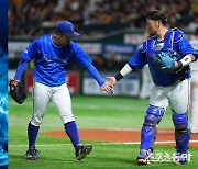 ‘구와하라 결승포+아즈마 7이닝 1실점’ DeNA, 소프트뱅크 연승행진 저지하며 반격! [일본시리즈 3차전]