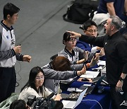 마우리시오 감독, 경기 지연 경고