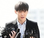 "이중 계약·급여 6억 미지급"…박유천, 前 매니저 손배소 승소