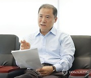 인터뷰하는 최철호 시청자미디어재단 이사장