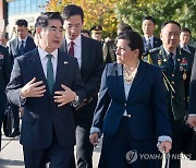 미 해군성 차관보와 협력 방안 논의하는 김용현 장관