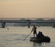 수치아테강 건너는 온두라스 이민자 가족