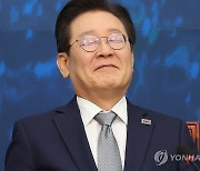 미소짓는 이재명 대표