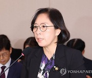 현안보고하는 신영숙 장관 직무대행