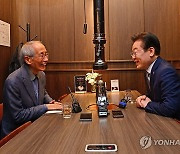 이재명, 윤여준 전 장관과 오찬회동