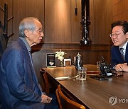 이재명, 윤여준 전 장관과 오찬회동