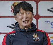 상위 스플릿 순위 경쟁 중인 FC 서울 이끄는 김기동 감동