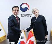 악수하는 최상목 부총리와 주한 캐나다 대사