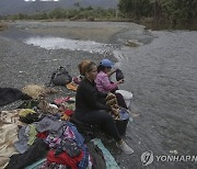 강물에 세탁하는 쿠바 관타나모 주민들